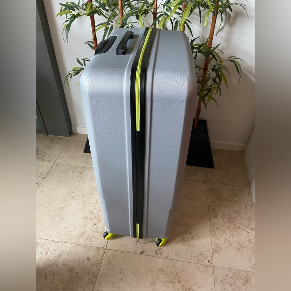 Spinner Luggage - Picture 4 of 12